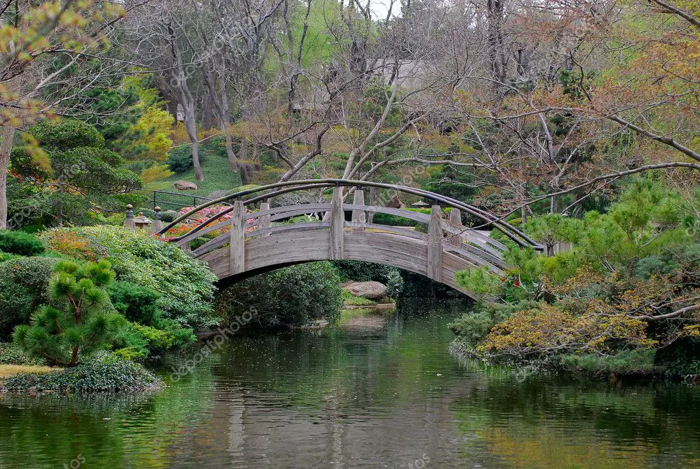 Jembatan kayu di taman Jepang