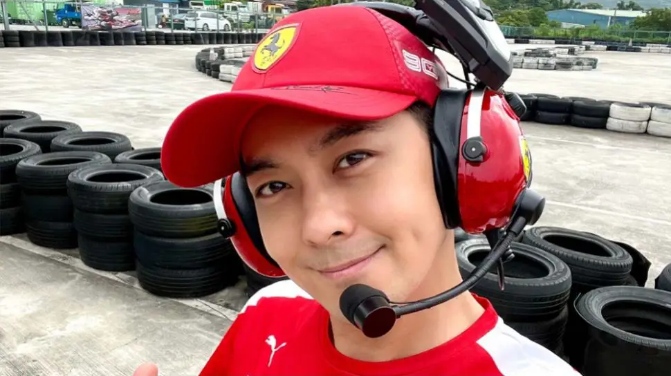 Jimmy Lin sedang balapan mobil