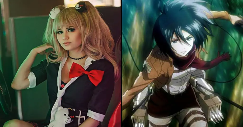 Model sedang mengenakan jubah anime keren untuk acara cosplay