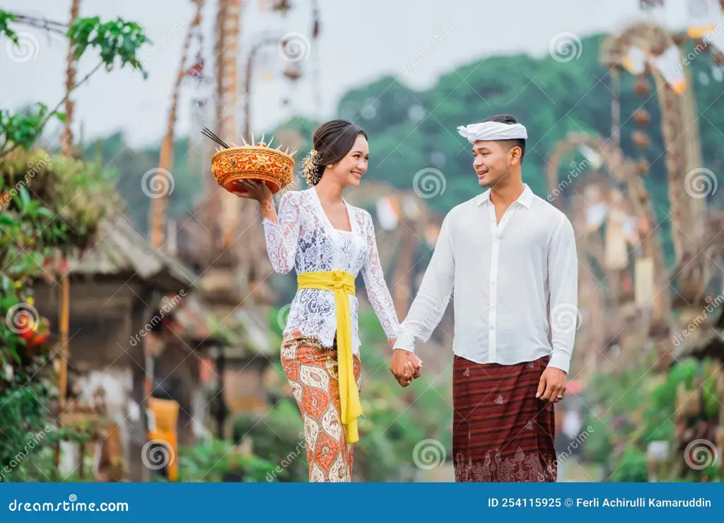 Pasangan muda Bali yang sedang berbahagia