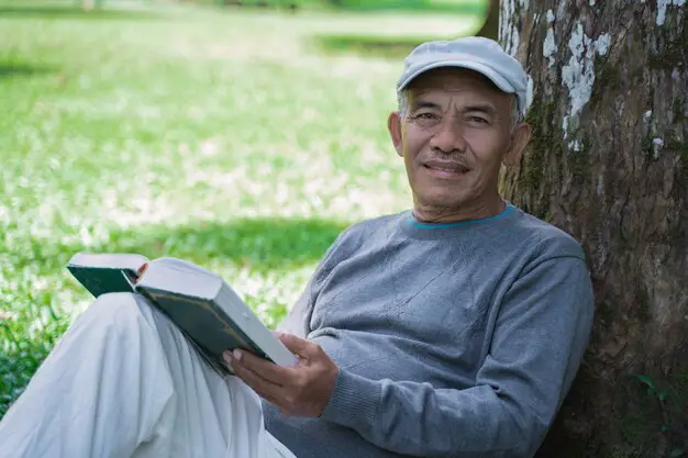 Seorang kakek Jepang sedang membaca buku dengan khusyuk