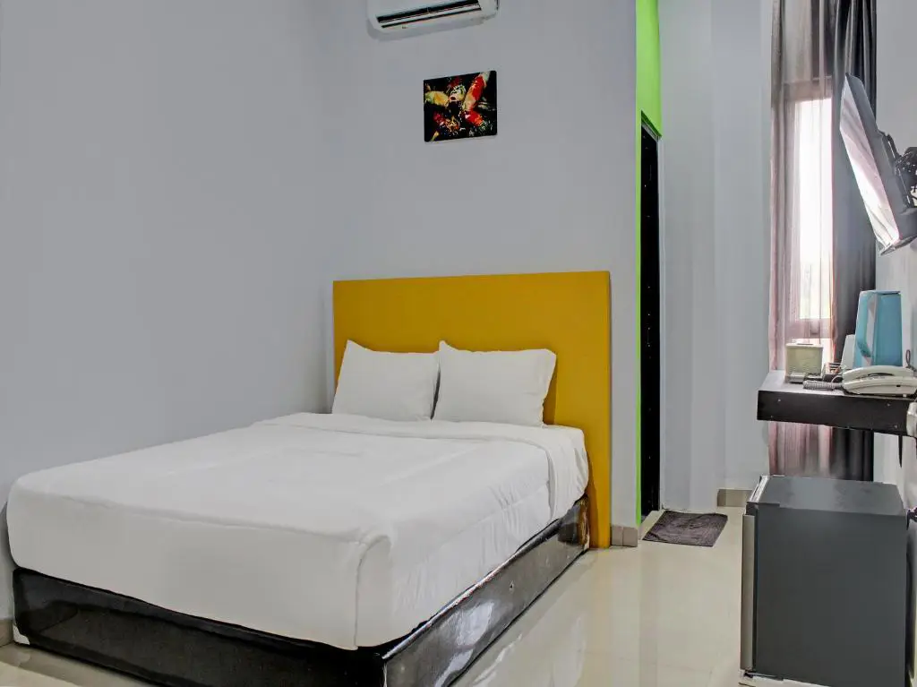 Interior kamar hostel yang modern dan minimalis di Bandar Lampung