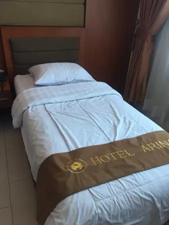 Interior kamar Arinas Hotel yang bersih dan nyaman