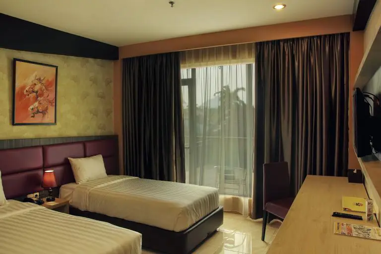 Foto interior kamar di Asoka Hotel Bandar Lampung yang nyaman dan modern