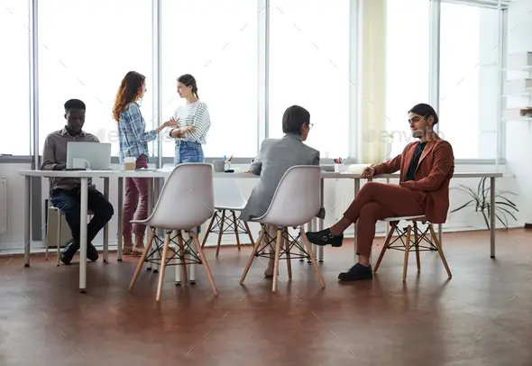 Pegawai negeri bekerja di kantor modern