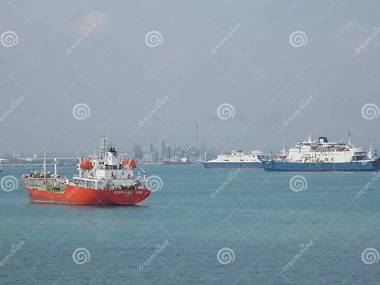 Kapal kargo bersandar di Pelabuhan Bandar Lampung.