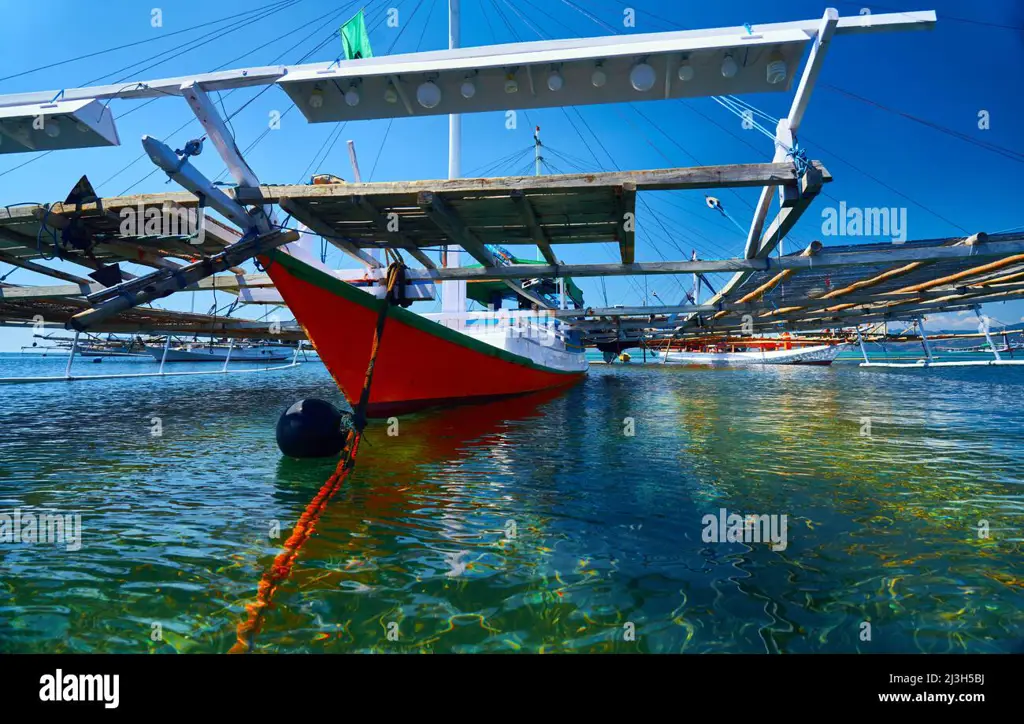 Foto kapal nelayan di Indonesia yang sedang melaut