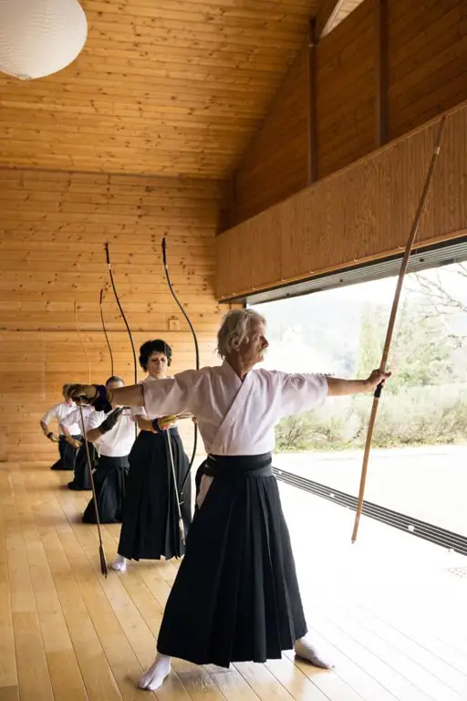 Karakter anime berlatih Kyudo bersama-sama