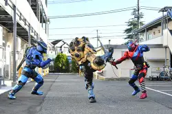 Para pemeran utama Kamen Rider Build di episode 17