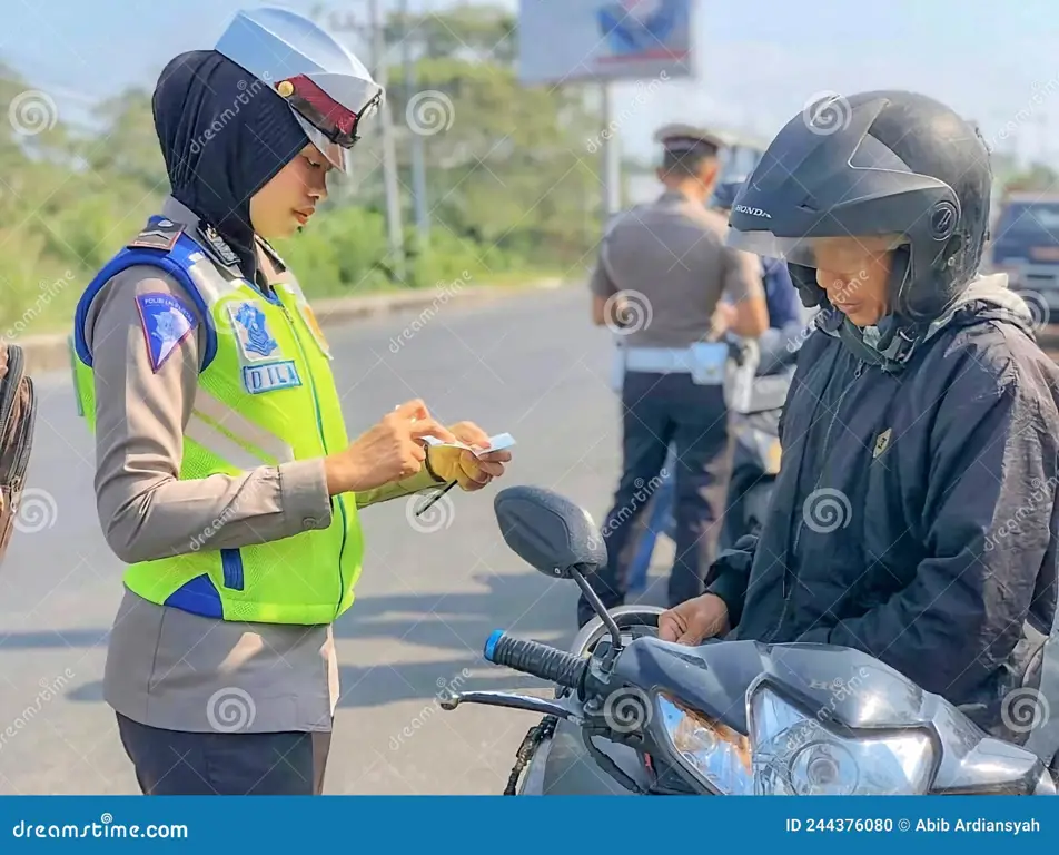 Petugas polisi lalu lintas di Bandar Lampung sedang bertugas.