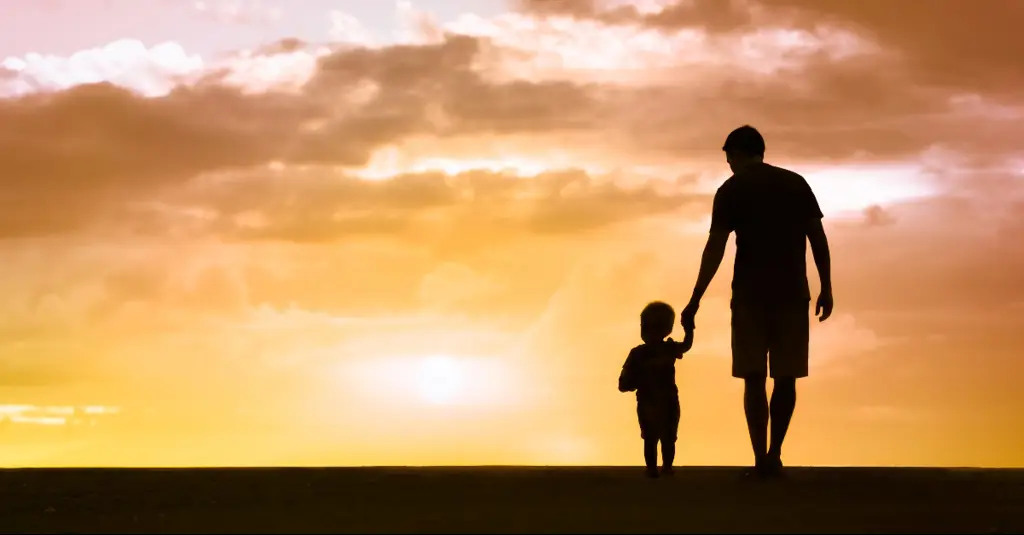 Gambar ayah dan anak yang sedang berpelukan dan terlihat sangat sayang