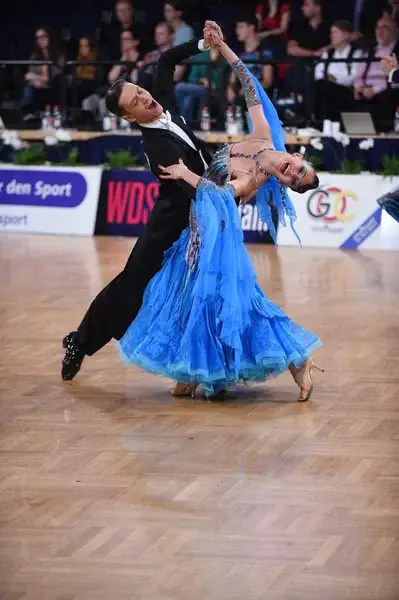 Pasangan penari ballroom yang anggun dan lincah