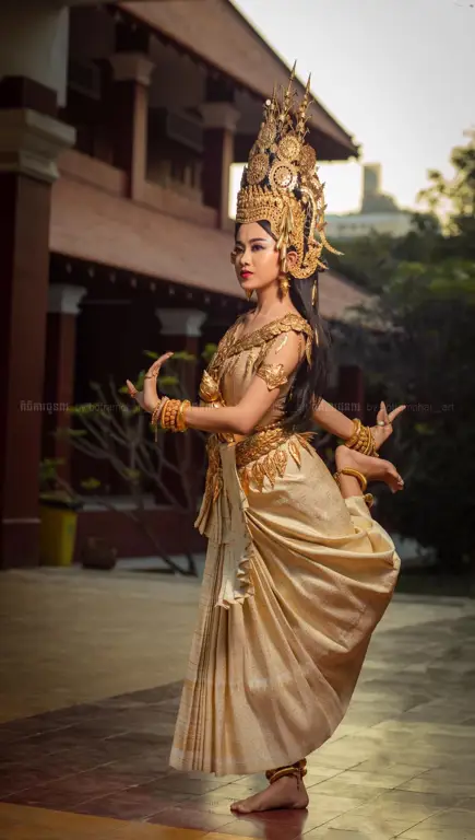 Penari melakukan tarian tradisional Kamboja yang anggun.