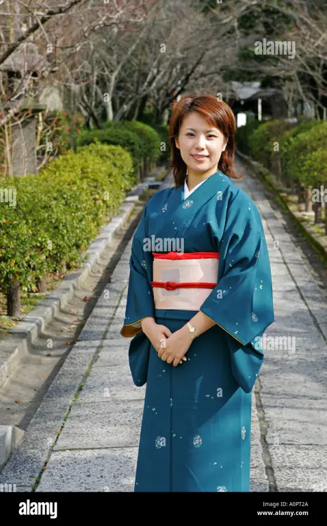 Wanita Jepang mengenakan kimono