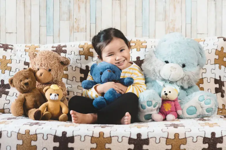 Anak-anak bahagia bermain dengan boneka-boneka yang didonasikan.