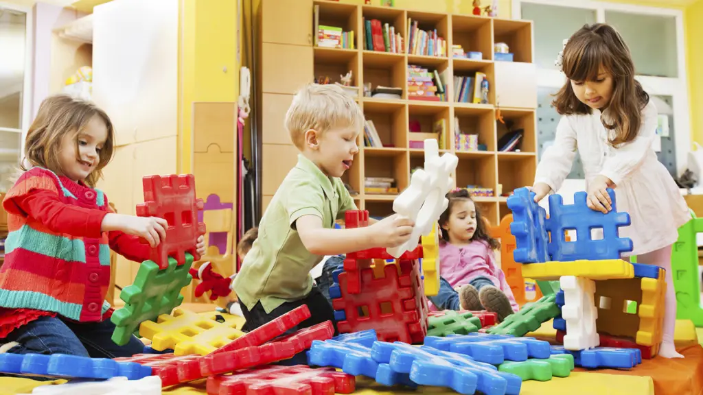 Anak-anak yang ceria bermain di tempat penitipan anak Delico's