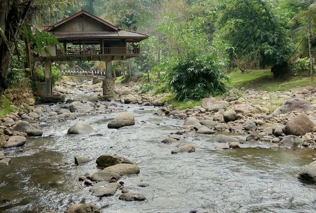 Keluarga sedang menikmati waktu di Taman Budaya