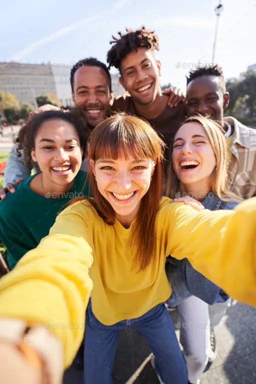 Gambar sekelompok teman yang bahagia bersama-sama