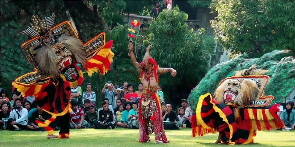 Tari tradisional Indonesia yang meriah