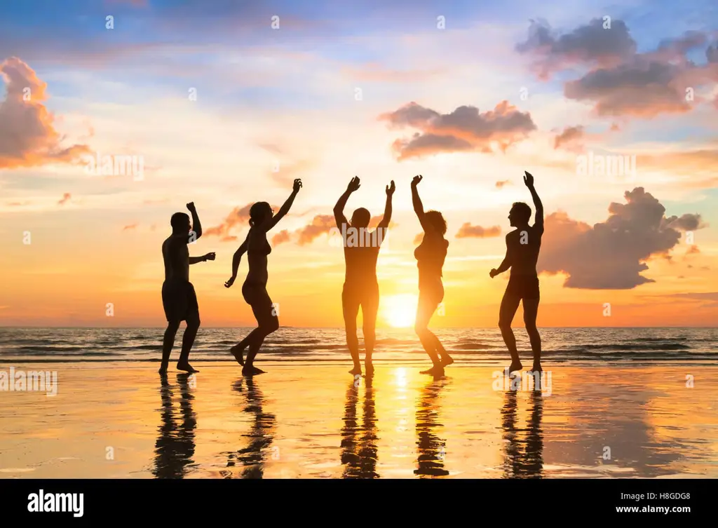 Orang-orang bahagia bermain di pantai