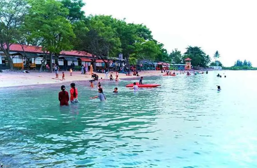 Keluarga menikmati waktu di pantai Bandar Lampung