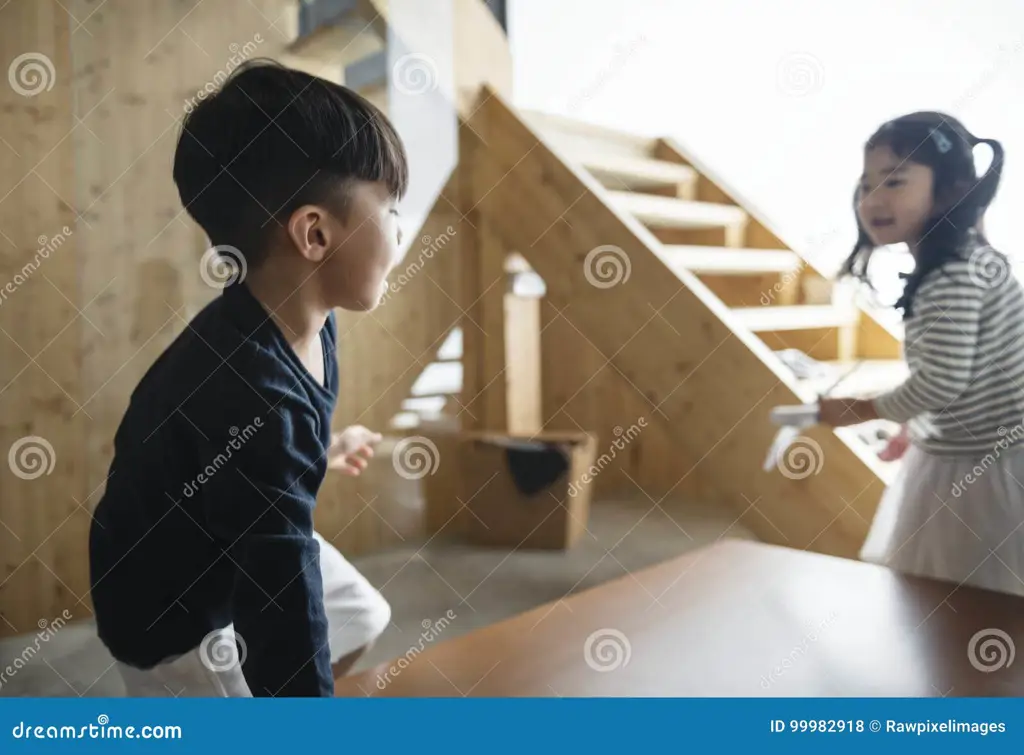 Gambar anak-anak Jepang yang sedang bermain bersama dengan riang