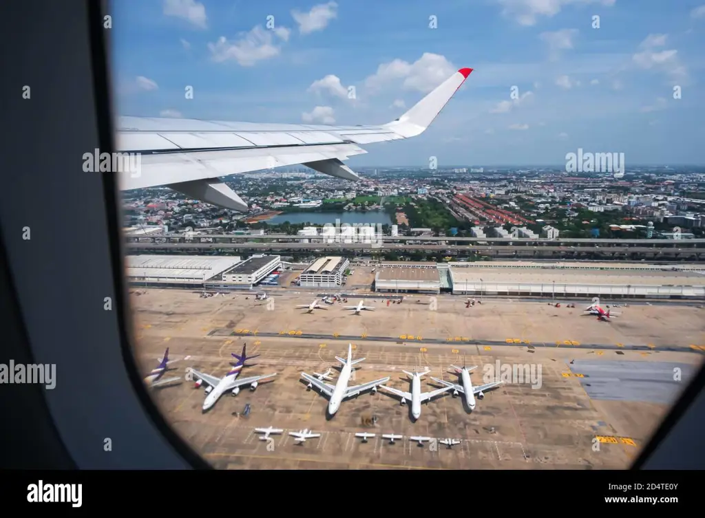 Pesawat lepas landas dari Bandara Jambi