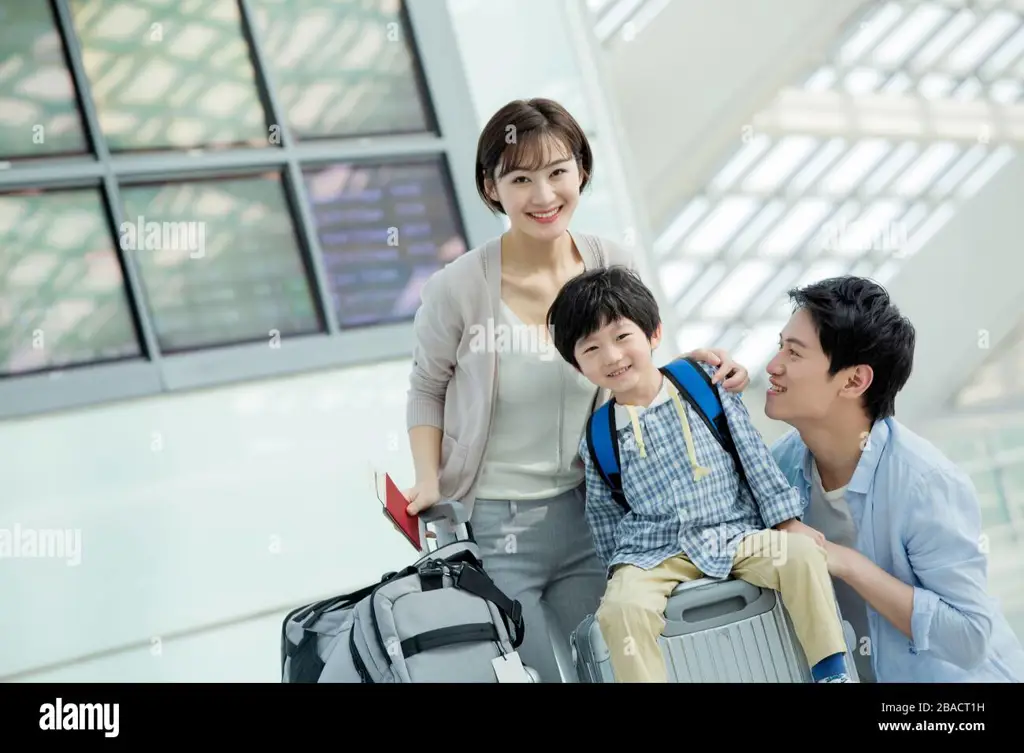 Para turis bahagia di bandara