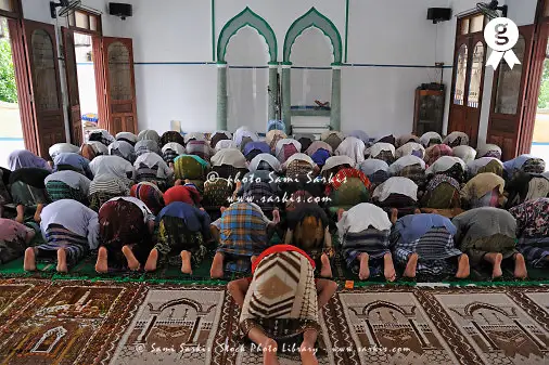 Gambar Orang-orang Sholat di Masjid