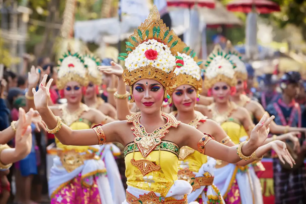 Anak muda Indonesia sedang berinteraksi