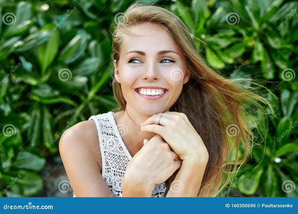 Kecantikan luar dan dalam Wanita cantik sedang tersenyum