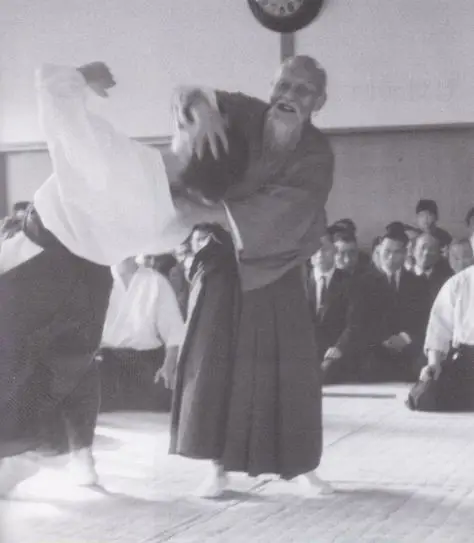 Foto seorang praktisi Aikido yang tampak tenang dan fokus