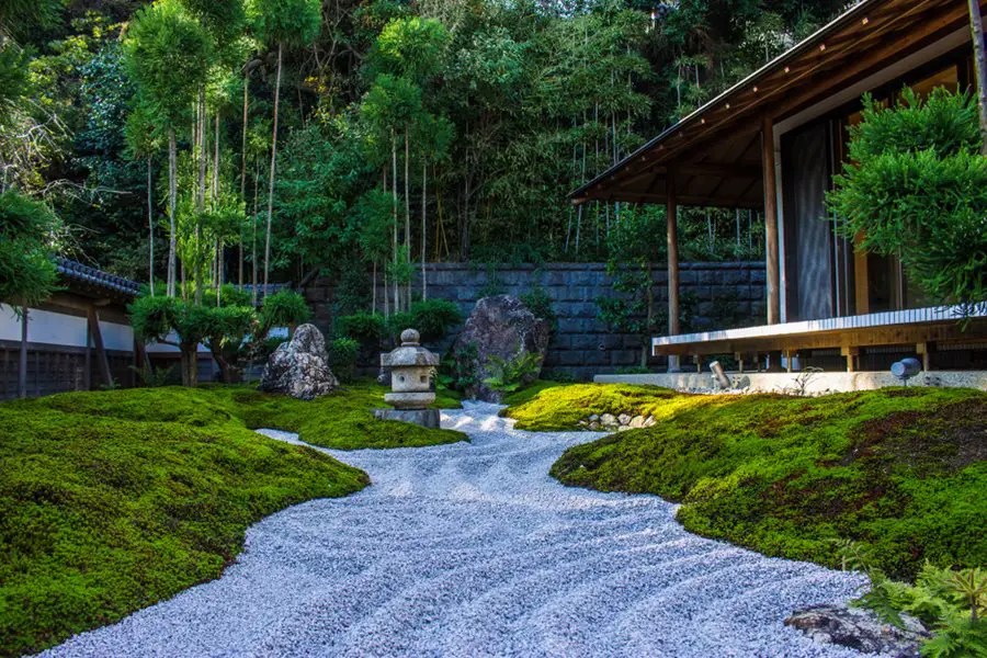 Taman Zen Jepang yang tenang dan damai, mencerminkan konsep keseimbangan dan kedamaian dalam Enen no Shou.