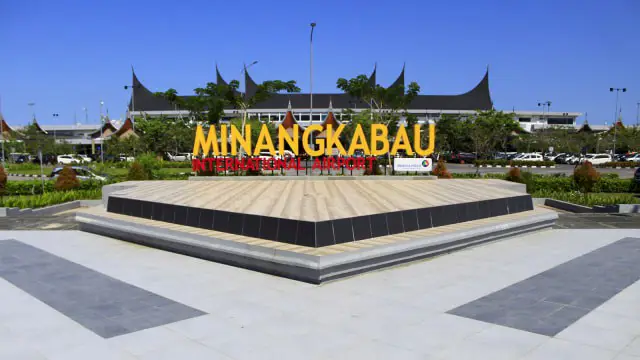 Para penumpang tiba di Bandar Udara Internasional Minangkabau