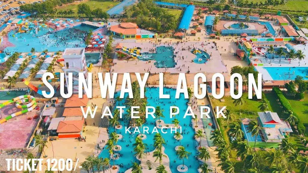 Taman air Sunway Lagoon yang meriah dengan pelbagai gelongsor dan tarikan