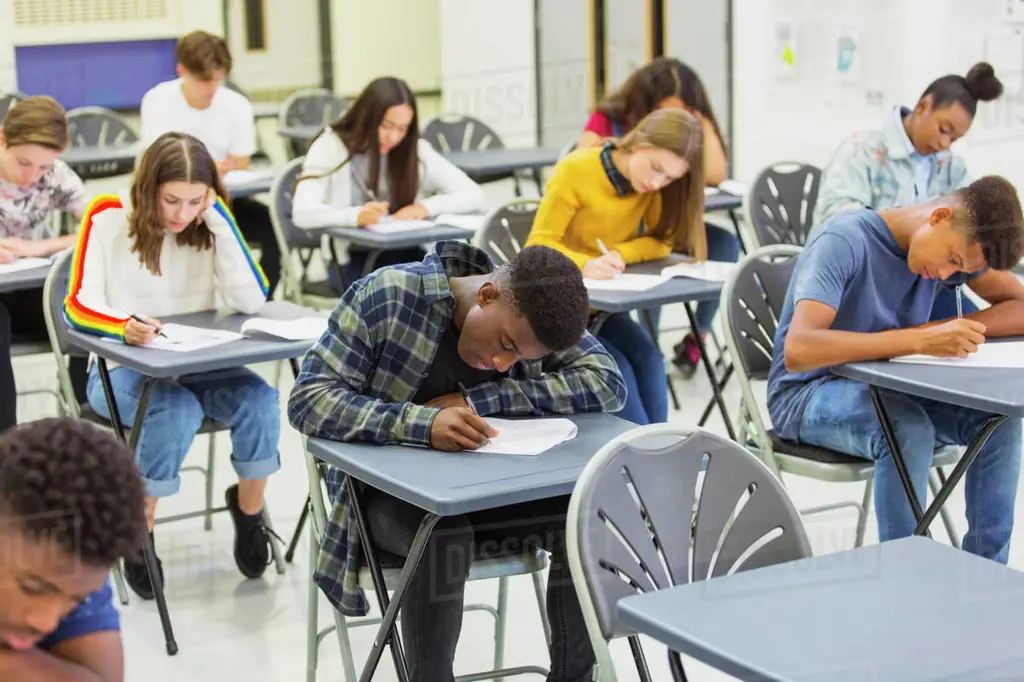 Gambar siswa-siswa sedang belajar di dalam kelas