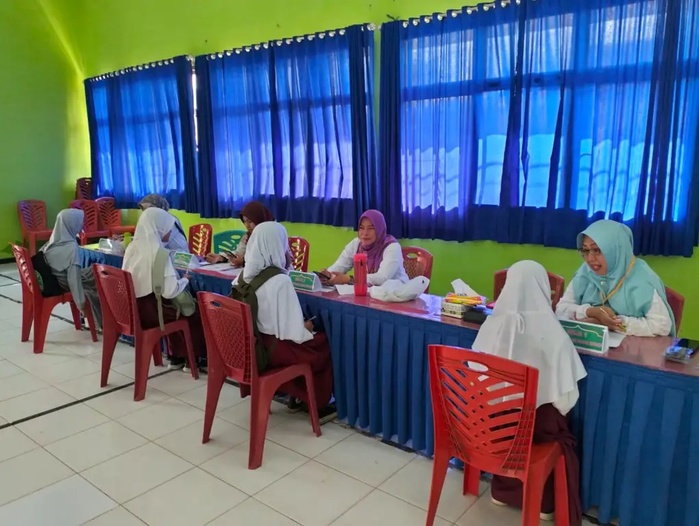 Gambar siswa belajar di kelas SMK Negeri 2 Bandar Lampung