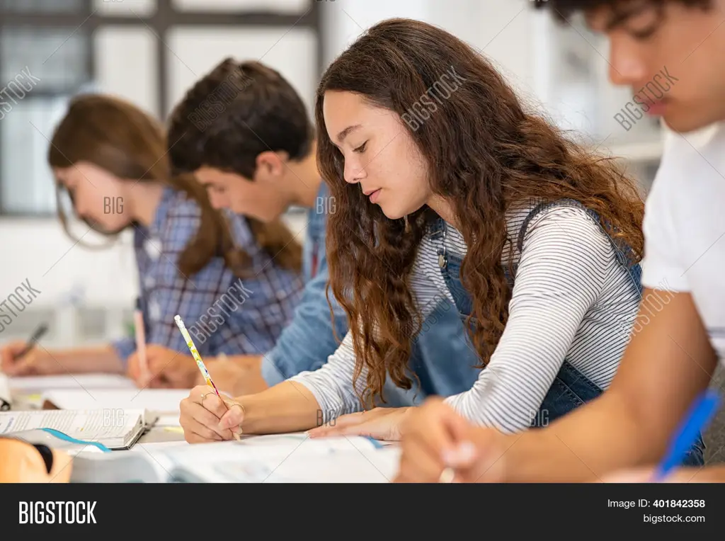 Gambar siswa belajar di kelas