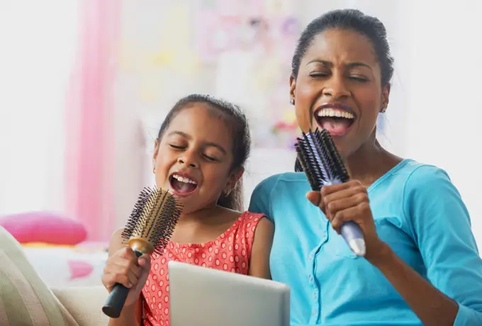 Orang tua dan anak-anak mengunduh musik bersama