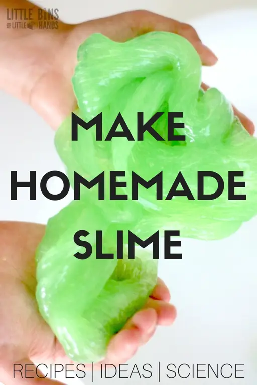 Anak-anak sedang membuat slime di rumah dengan gembira