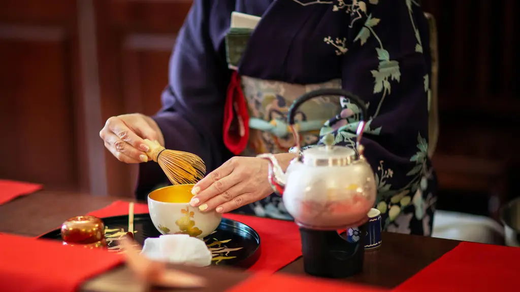 Gambar detail upacara minum teh Jepang yang menunjukkan kehalusan dan ketelitian gerakan