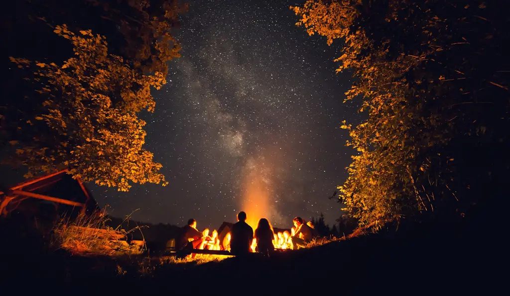 Api unggun malam hari di Heya Camp