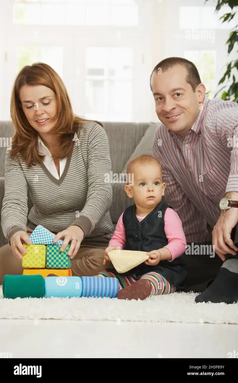 Gambar keluarga bahagia dengan bayi di lingkungan sekolah