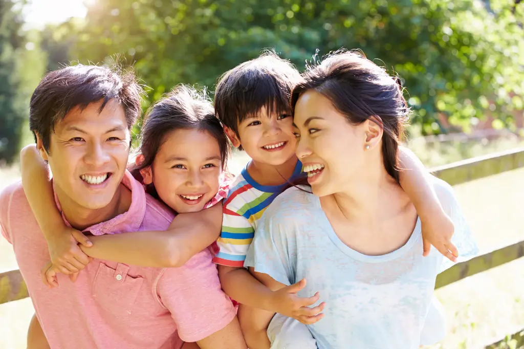 Orang tua dan anak-anak bahagia bersama