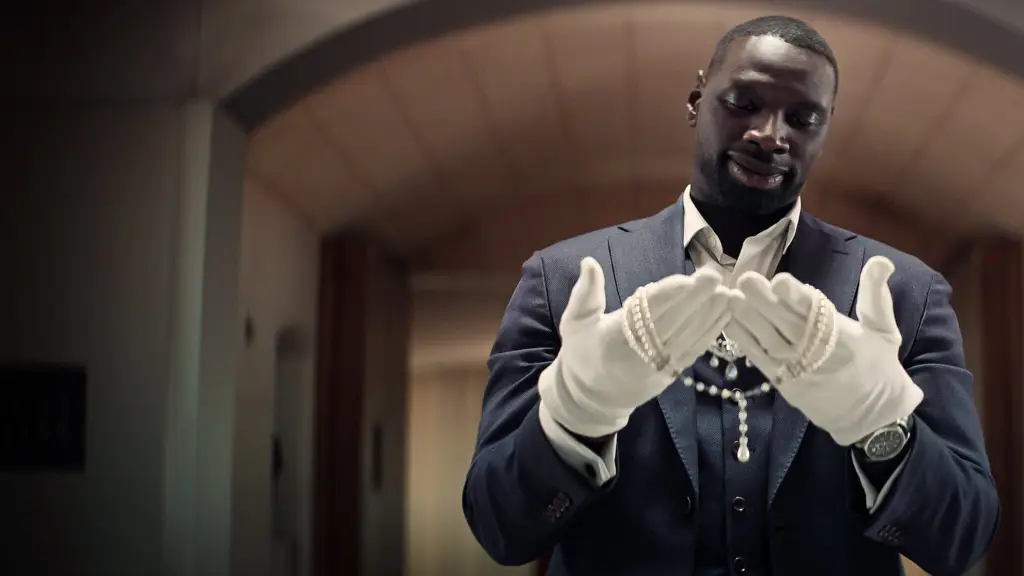 Foto Omar Sy sebagai Arsène Lupin dalam serial Netflix