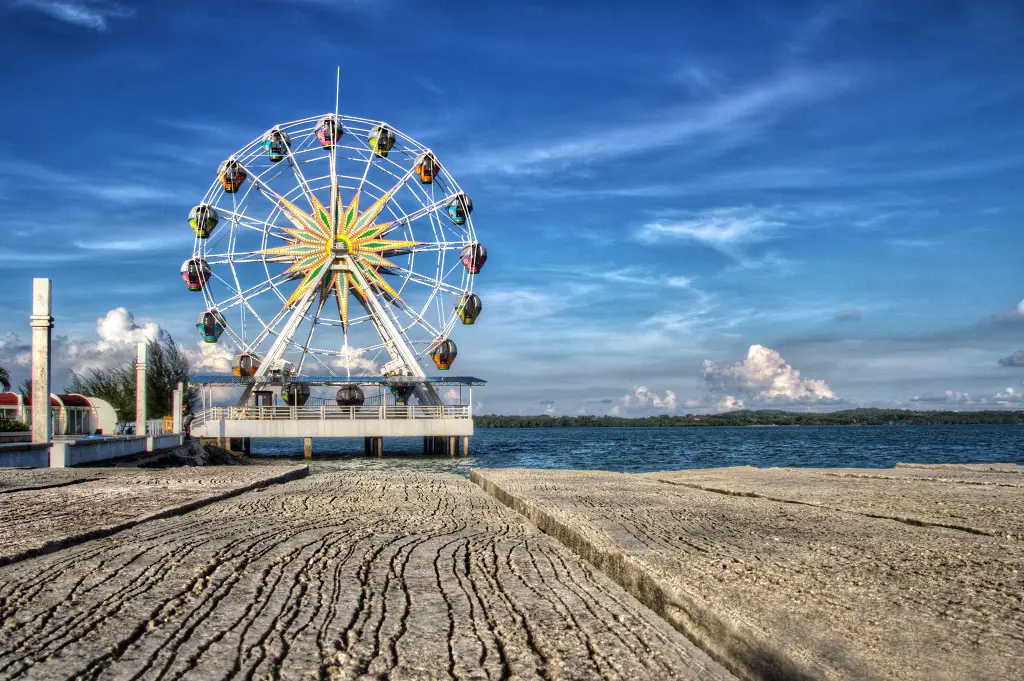 Keluarga bahagia menikmati waktu di Bandar Baru Batam