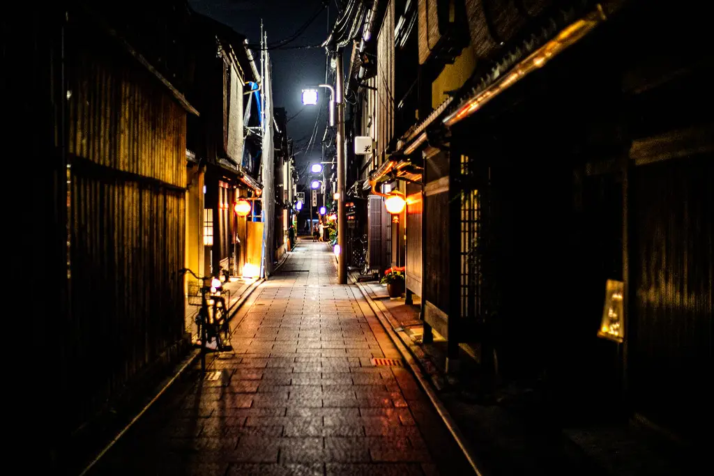 Gambar lorong belakang di malam hari