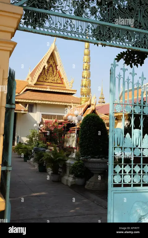 Jalanan kota Phnom Penh yang ramai