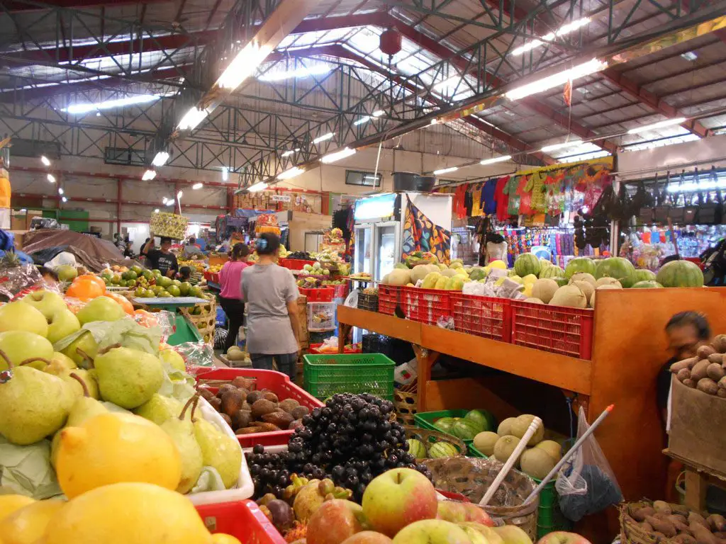 Suasana ramai di Pasar Bandar Buat Padang