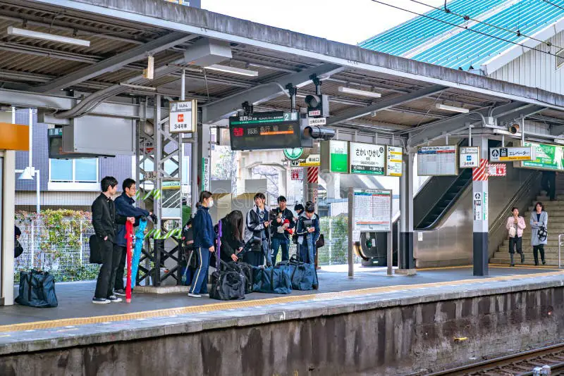 Stasiun kereta api Jepang yang ramai